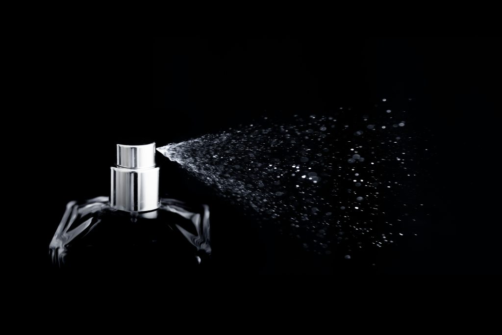 Primer plano de un frasco de perfume
